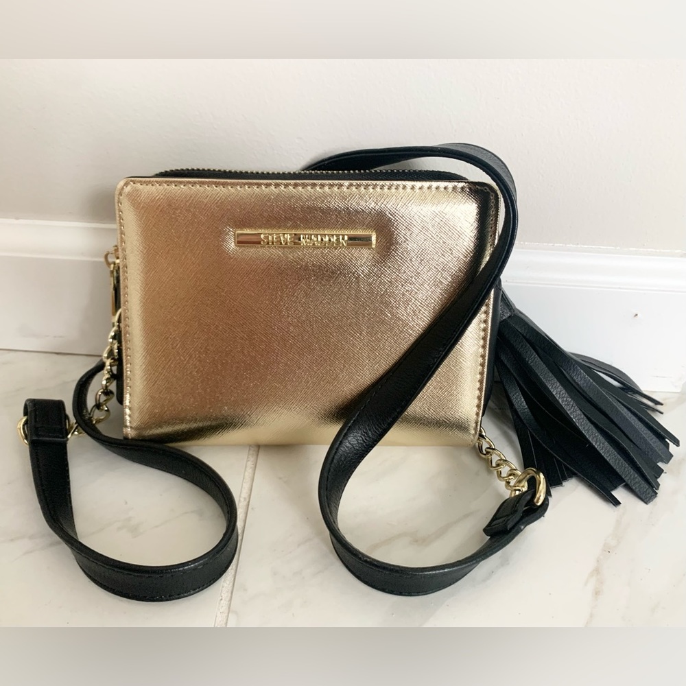Steve Madden crossbody bag in gold, black with gold hardware.